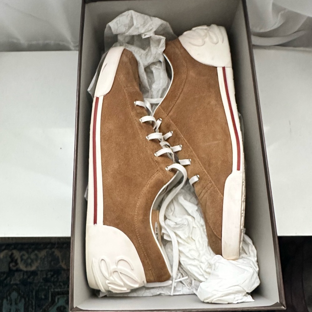 Gucci 11 camel color Gucci script sneakers